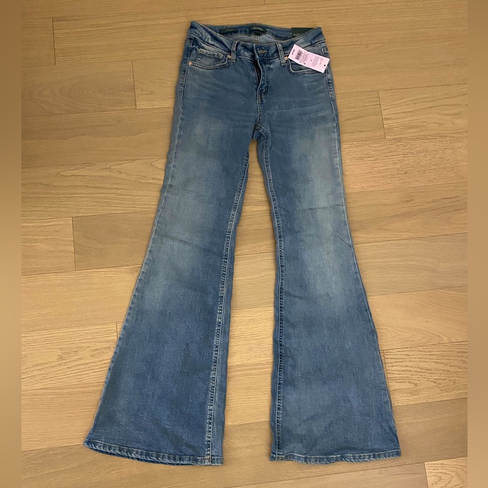 NWT Size 4 Women’s Wild Fable High-Rise Flare Jeans in Medium Wash, 32” inseam